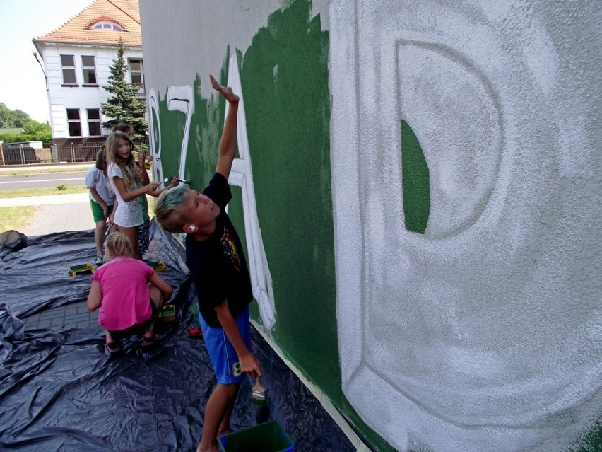 "Street-art literacki w mieście nad jeziorem" . Mural na bibliotece publicznej w Zbąszyniu