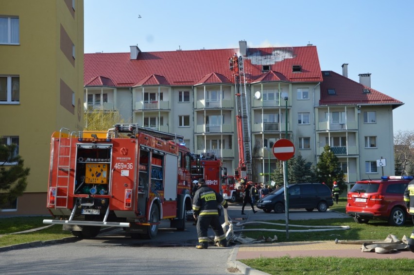 Pożar na ul. Chrobrego w Kwidzynie. Ewakuowano około 40 mieszkańców, przyczynę ustali policja  [ZDJĘCIA]