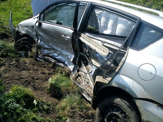 Dwie osobówki zderzyły się na skrzyżowaniu w Koźmińcu