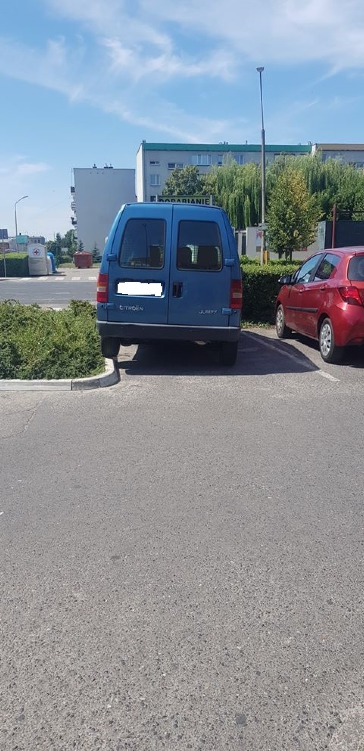 Rawicz. Oto "mistrzowie parkowania" z naszych okolic w akcji. Tak nigdy nie parkuj! [ZDJĘCIA]