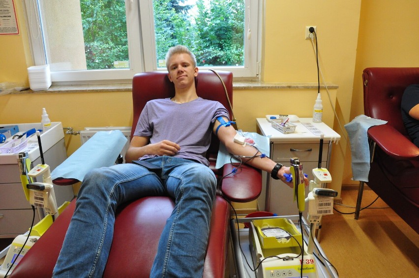 Uczniowie Zespołu Szkół Technicznych w Chełmie wśród honorowych dawców krwi. Zobacz zdjęcia