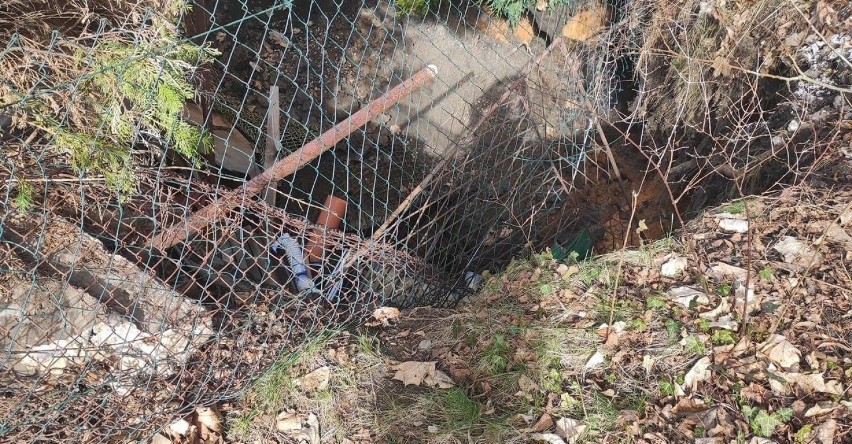 Kolejne zapadlisko w Trzebini. Głęboki lej pojawił się w pobliżu ogródków działkowych, przy ulicy Jana Pawła II