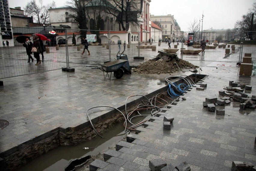 Deptak znowu rozkopany. Trwa przesuwanie kratek kanalizacyjnych  (ZDJĘCIA)