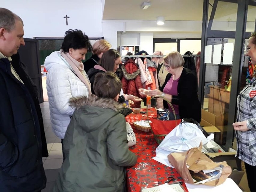 WOŚP 2019. Udany finał w Łącku. Pobito ubiegłoroczny rekord, a tort zlicytowano za zawrotną kwotę [ZDJĘCIA]