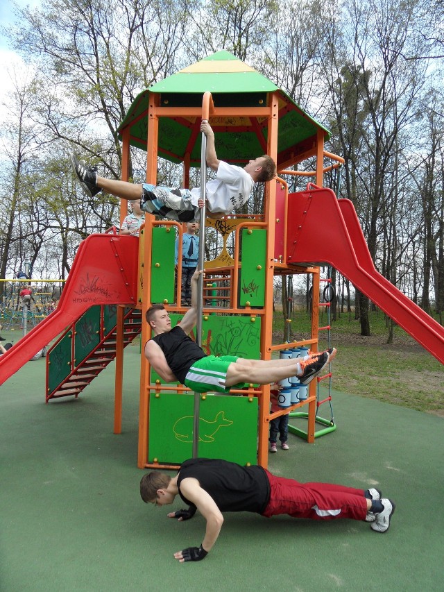 Grupa street workout z Tarnowskich Gór na razie trenuje na placu zabaw w parku miejskim