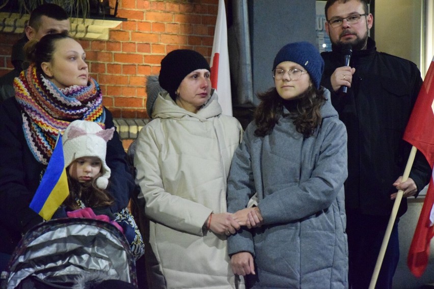 Puck i cały powiat pucki solidarny z Ukrainą. Na Starym Rynku w Pucku samorządowcy, mieszkańcy i Ukraińcy. Nie było pustych słów | WIDEO