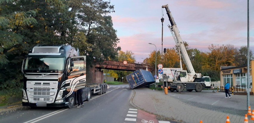 Uderzenie w wiadukt kolejowy przy ul. Powstańców...