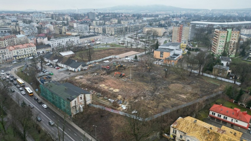 Ruszyła gigantyczna inwestycja na Wzgórzu Karscha w Kielcach. Wykarczowano teren, trwają prace ziemne. Zobaczcie zdjęcia z drona