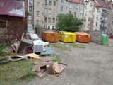 Śmieci w Legnicy zalegają na podwórkach [ZDJĘCIA]