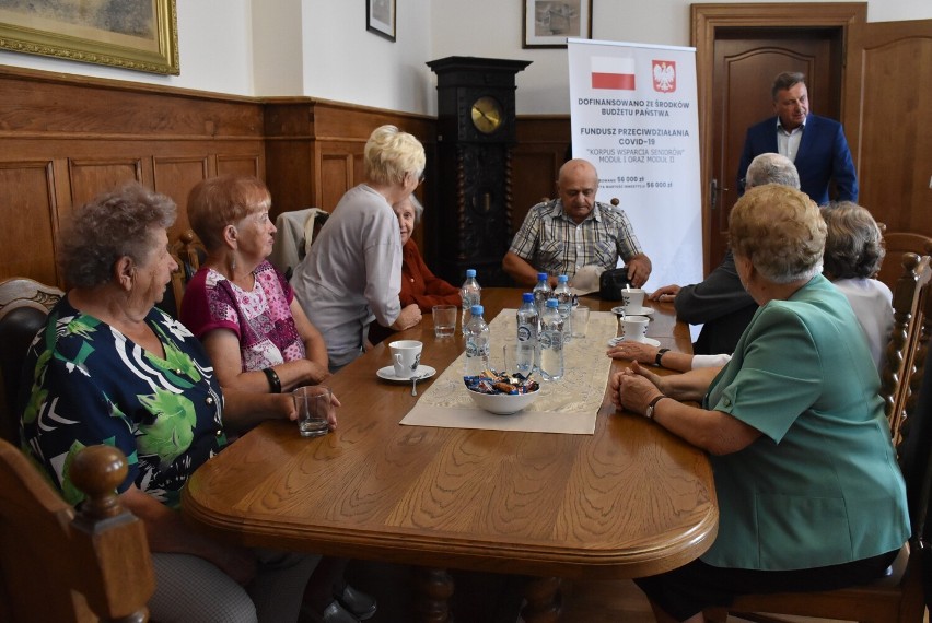 Samotni seniorzy z Człuchowa już korzystają z teleopieki. 30 osób otrzymało opaski bezpieczeństwa w ramach programu Korpusu wsparcia seniora