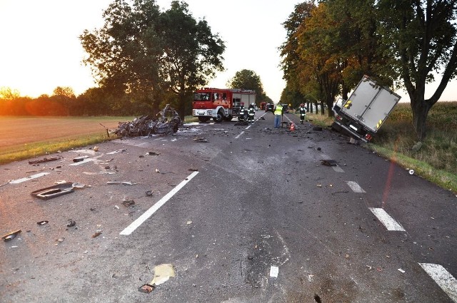 Opel wbił się w ciężarową Scanię, auto stanęło w płomieniach. Na miejscu zginął mężczyzna. Prokuratura w Krasnymstawie umorzyła śledztwo w tej sprawie. Niewykluczone, że było to samobójstwo. Kierowca prawdopodobnie chwilę przed zdarzeniem pił alkohol.