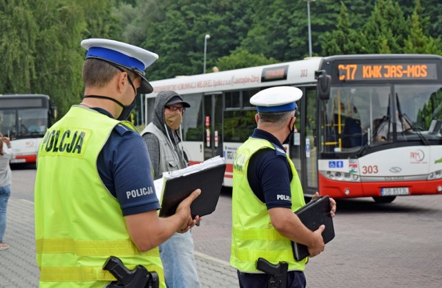 Jastrzębie-Zdrój: policja kontroluje noszenie maseczek w autobusach