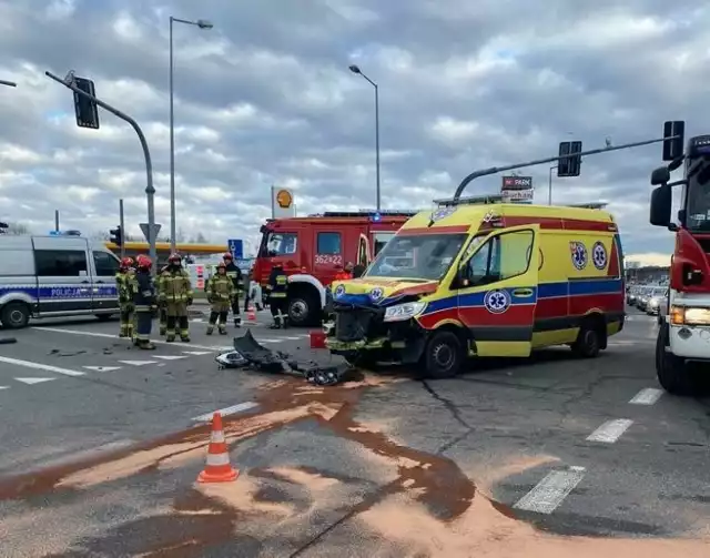 Na skrzyżowaniu ulic Błonie i Nowodąbrowska karetka pogotowia zderzyła się z samochodem osobowym