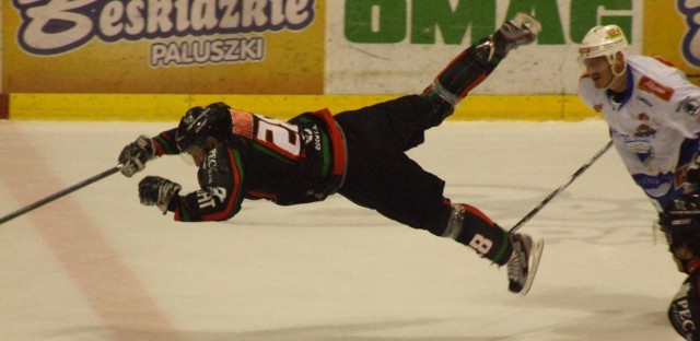 OŚWIĘCIM. Końcówka II tercji meczu hokejowej ekstraklasy pomiędzy Aksamem Unia i GKS Tychy, który zakończył się wynikiem 1-3. Oświęcimianin Tomasz Jakesz (z prawej) "wysadził w powietrze" tyszanina Milana Baranyka. Kara oświęcimskiego obrońcy przeszła na początek III tercji, kiedy tyszanie zdobyli dwa gole.