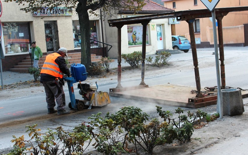 Rozpoczął się remont drogi wojewódzkiej na pakoskim Rynku [zdjęcia]