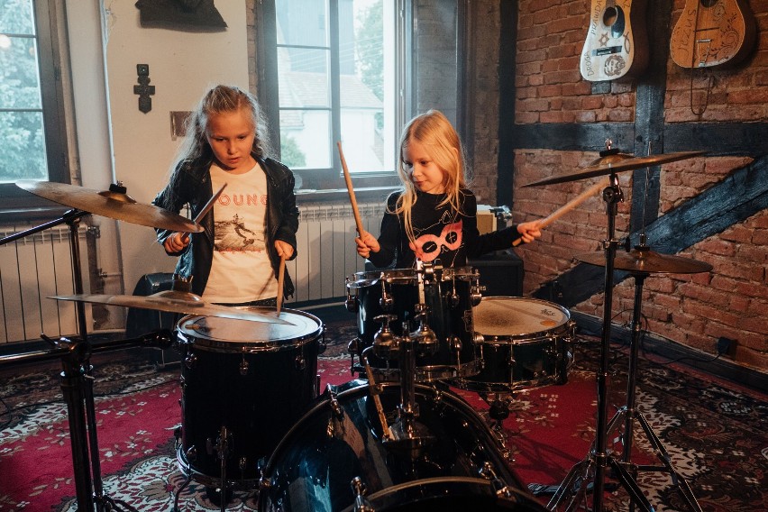 Leszno. Rockozaur TV, to ciekawy projekt muzyczny skierowany do dzieci. Współtworzy go ksiądz Konrad Rapior. Kanał dostępny jest na YouTube 