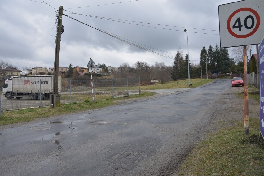 Stacja paliw i dyskont spożywczy z owadem w logo mają powstać przy ulicy Okulickiego w Gorlicach. Tam planowana jest też zachodnia obwodnica