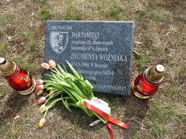 Żarki: Uczniowie szkoły podstawowej oddali hołd zamordowanym w Katyniu żołnierzom