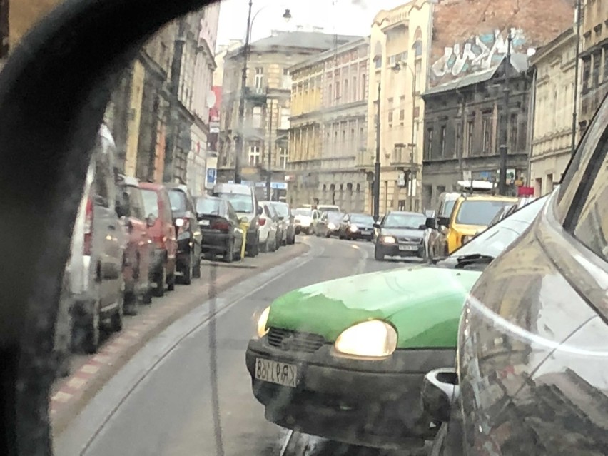 Kraków. Tym razem nie samochód, a drogowcy zablokowali ulicę Długą