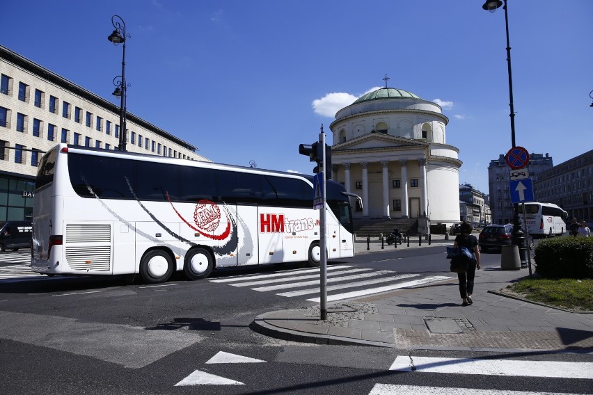 Protest przewoźników autokarowych w Warszawie. Kilkadziesiąt autobusów przejechało przez centrum stolicy. ''Domagamy się wsparcia od rządu''