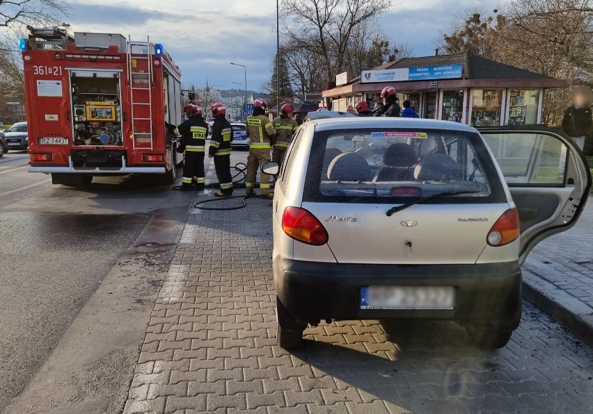W centrum Przemyśla zapalił się samochód. Interweniowały dwa zastępy strażaków [ZDJĘCIA]