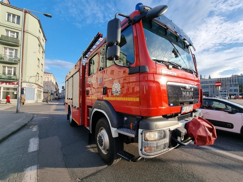 W centrum Przemyśla zapalił się samochód. Interweniowały dwa zastępy strażaków [ZDJĘCIA]