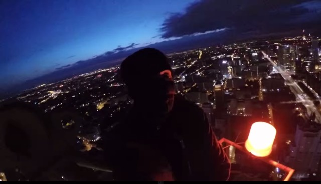 Wspiął się nocą na szczyt Warsaw Spire. Piękny widok na całe miasto [WIDEO]