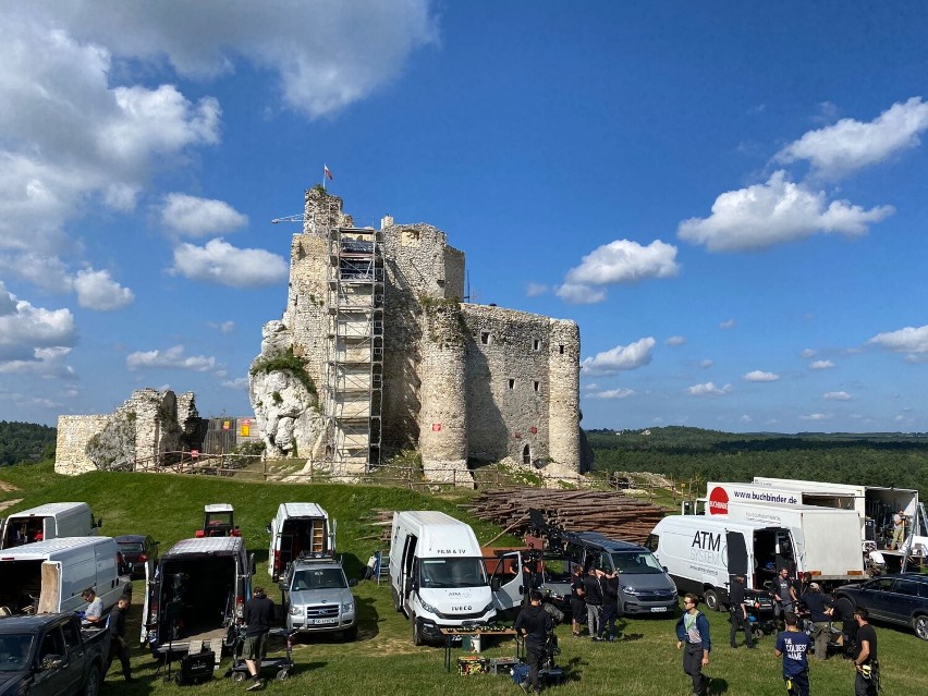 Ekipa filmowa na zamku w Mirowie. Kręcą serial historyczny na Netflixa. Zobaczcie ZDJĘCIA!