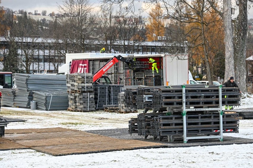 W Zakopanem rozpoczęła się budowa scena na koncert...