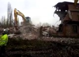 Trwa wyburzanie Acetylenowni, kolejnego budynku Stoczni Gdańskiej [wideo]
