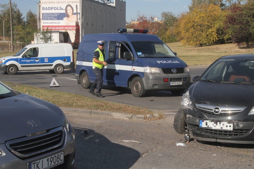 Groźna kraksa trzech aut na kieleckim skrzyżowaniu 