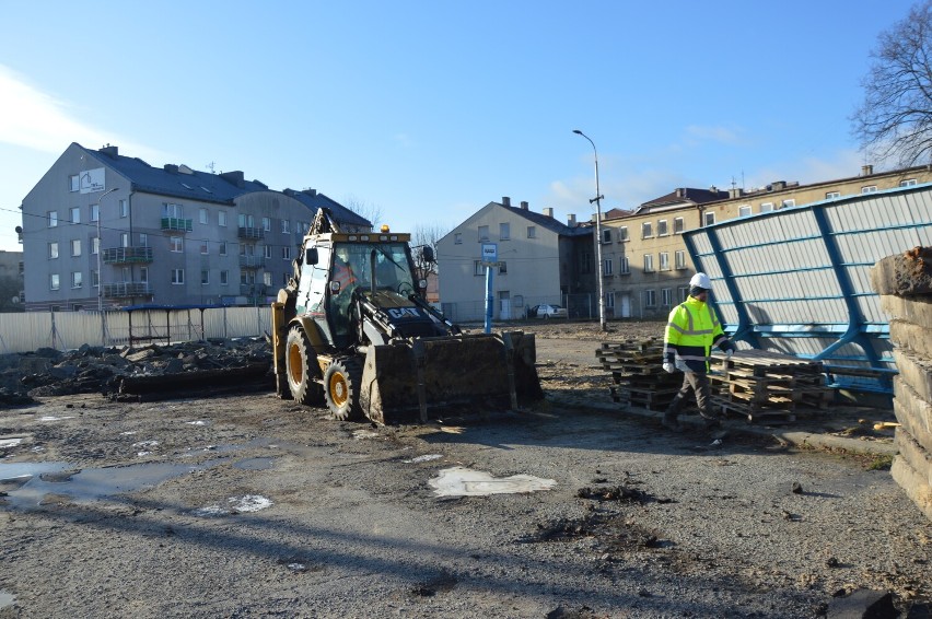 Budują nowy blok w Zduńskiej Woli. Powstanie na działce po...