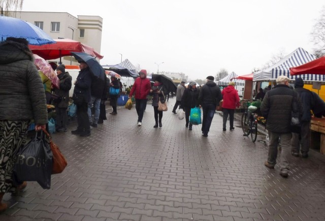 W czwartek, 21 kwietnia, na radomskim targowisku Korej panował niewielki ruch. Deszczowa pogoda odstraszyła zarówno kupujących jak i sprzedających. Podrożały truskawki. Staniała papryka. Większość cen była taka sama jak przed świętami. Wśród towarów cieszących się dużym zainteresowaniem były młode ziemniaki, kapusta, ogórki czy rzodkiewki.