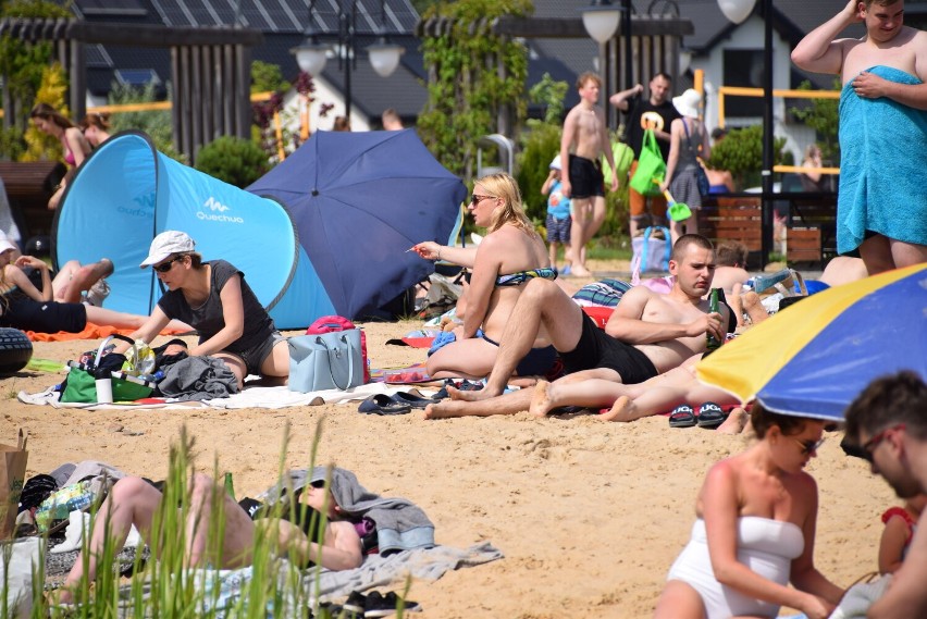 Na plaży tłumy. Upalna niedziela przyciągnęła do Korycina spragnionych relaksu nad wodą