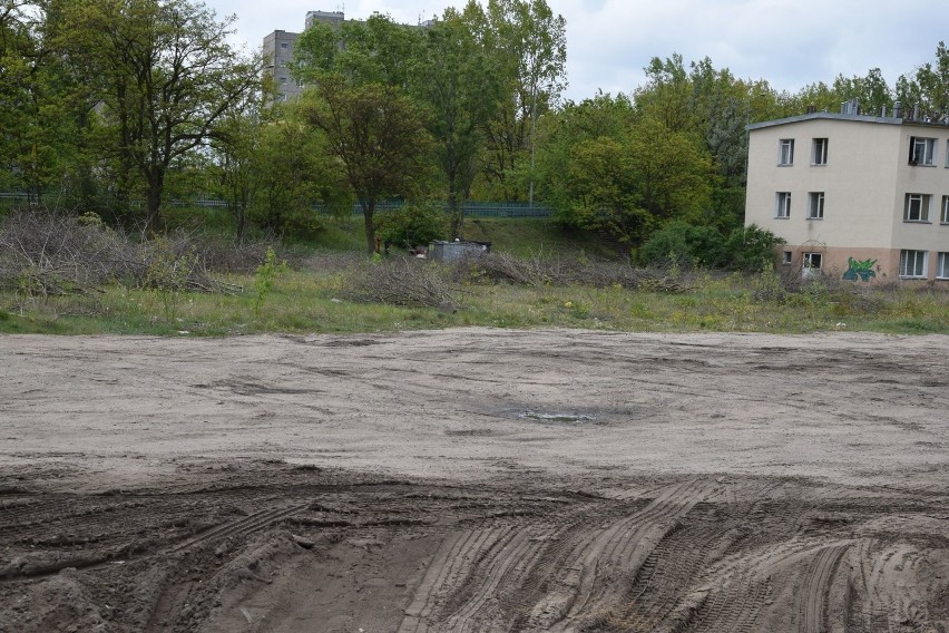 Na przeciwko urzędu skarbowego w Nowej Soli na razie jest...