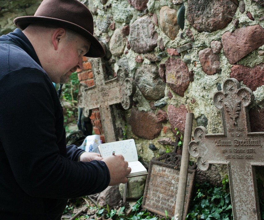 Pasjonaci historii uporządkowali dawny cmentarz w Smolęcinie. Co udało się znaleźć?   