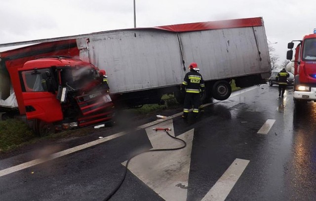 Około godziny 10 miał miejsce śmiertelny wypadek na obwodnicy Kościana w pobliżu wyjazdu z miasta w stronę Poznania. Na skutek zderzenia z przyczepą, która oderwała się od jednego z pojazdów, zginął kierowca ciężarówki, prawdopodobnie z województwa dolnośląskiego.

CZYTAJ WIĘCEJ: Śmiertelny wypadek na obwodnicy Kościana