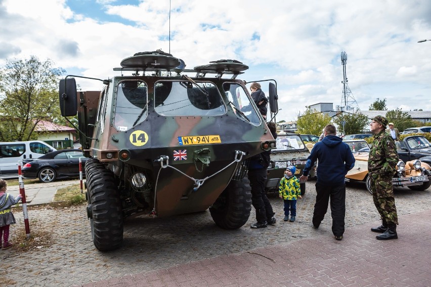 Dla nich te samochody są bezcenne. Zlot klasyków w Warszawie...