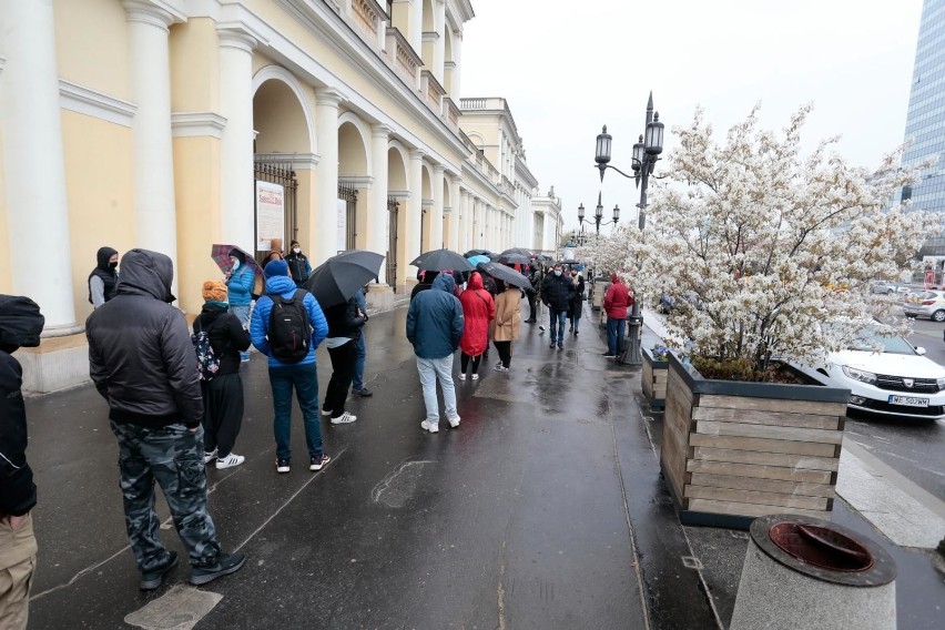 Polacy zostali skołowani częstymi zmianami strategii walki z...