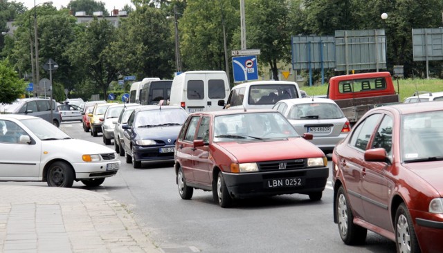 Prace i utrudnienia potrwają dwa miesiące. W poniedziałek na skrzyżowaniu i w jego okolicach drogowcy zerwali stary asfalt i chodniki. Położona zostanie nowa nawierzchnia a co ważniejsze - pojawią się dodatkowe pasy do skrętu w prawo z Obywatelskiej, Lubartowskiej i Spółdzielczości Pracy.