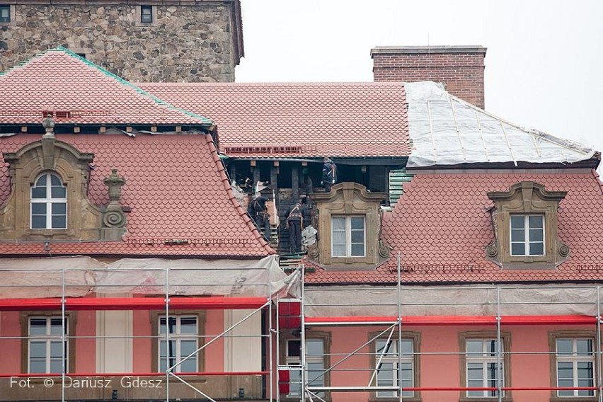 Odbudowa dachu zamku Książ po pożarze, który wybuchł w...