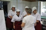 Pleszew. Młodzież z Centrum Kształcenia i Wychowania OHP w Pleszewie ucząca się w zawodzie kucharza ma za sobą praktyczny egzamin