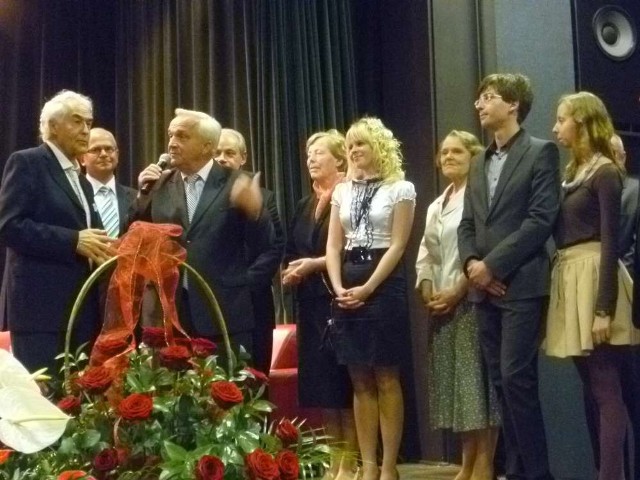 Grupa Chodzieżan która zainicjowała wizytę Adama Harasiewicz, osobiście składała mistrzowi gratulacje z okazji przyznania mu honorowego obywatelstwa