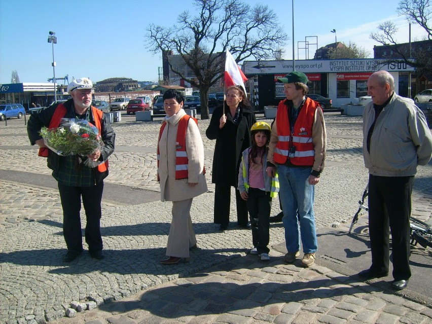 Złożenie kwiatów pod pomnikiem Poległych Stoczniowców