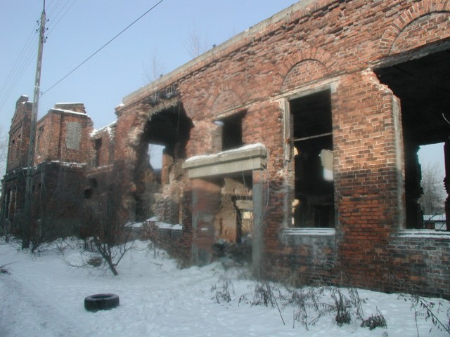 Ruiny żydowskiej synagogi w dzielnicy Kamienna. Obiekt niszczał od 1939 roku, w końcu go rozebrano. Dziś nie ma śladu po synagodze.