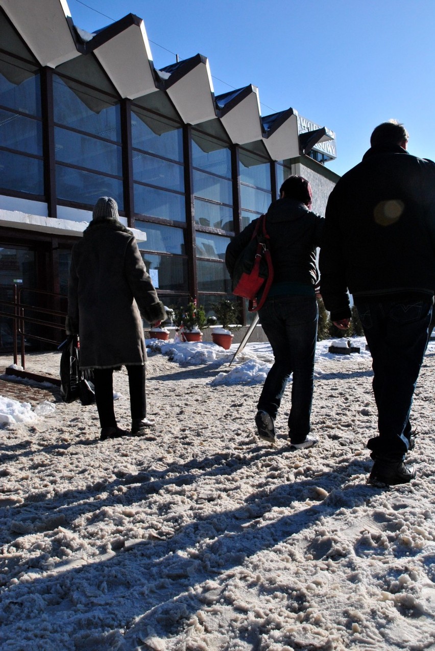 Al. Tysiąclecia: Przed dworcem zalega śnieg