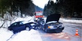 Szczawa. Na górskiej szosie volkswagen zderzył sie z fordem. Ranny sprawca wypadku zabrany do szpitala [ZDJĘCIA]