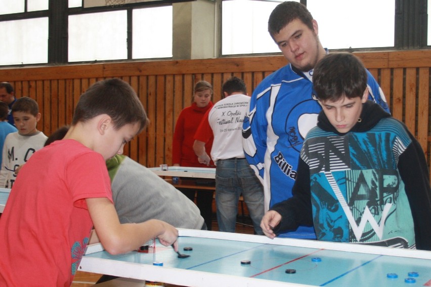 Sosnowiec: w Szkole z Armatą grali w hokeja stołowego (ZDJĘCIA)