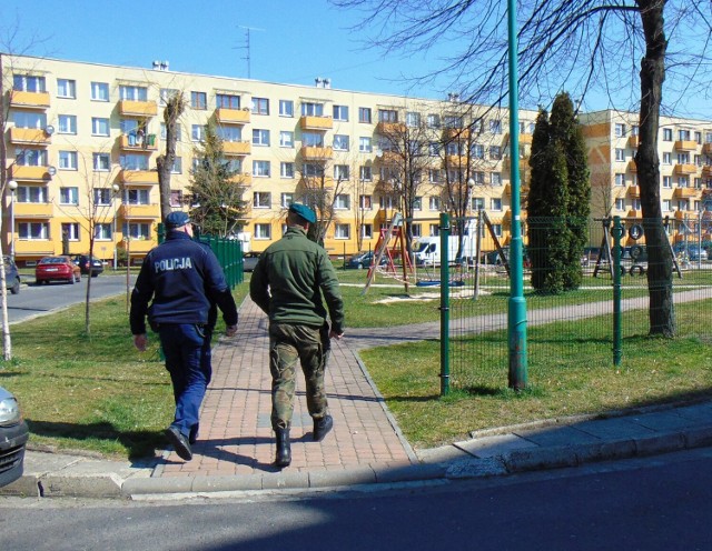 Wspólny patrol policjanta i żołnierza WOT podczas sprawdzania osób na kwarantannach domowych w Oświęcimiu natknął się na 30-latka śpiącego na przystanku