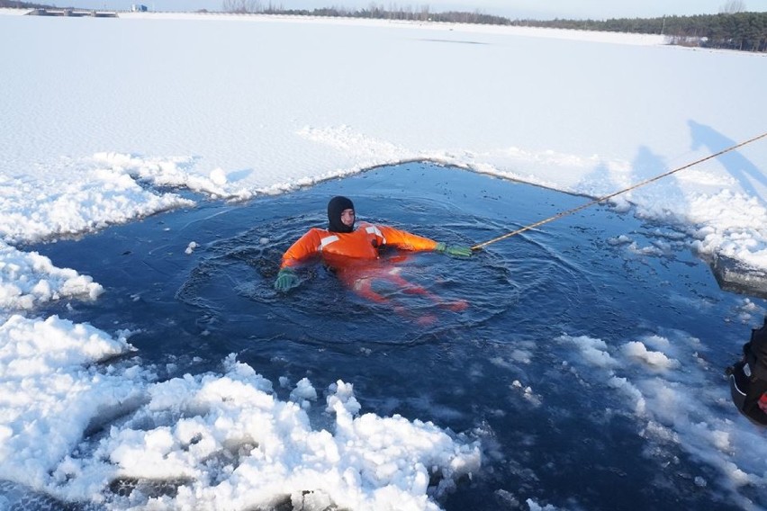 Ćwiczenia na Zalewie Sulejowskim: Ochotnicy ze Smardzewic ćwiczyli, jak wyciągać ludzi z lodu